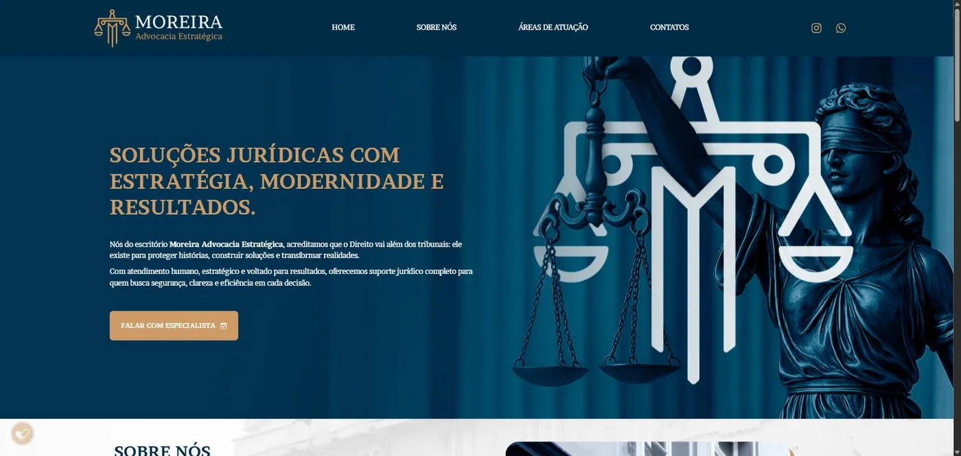 Hero do site institucional da Moreira Advocacia Estratégica, fundo azul-marinho com ilustração da balança da justiça