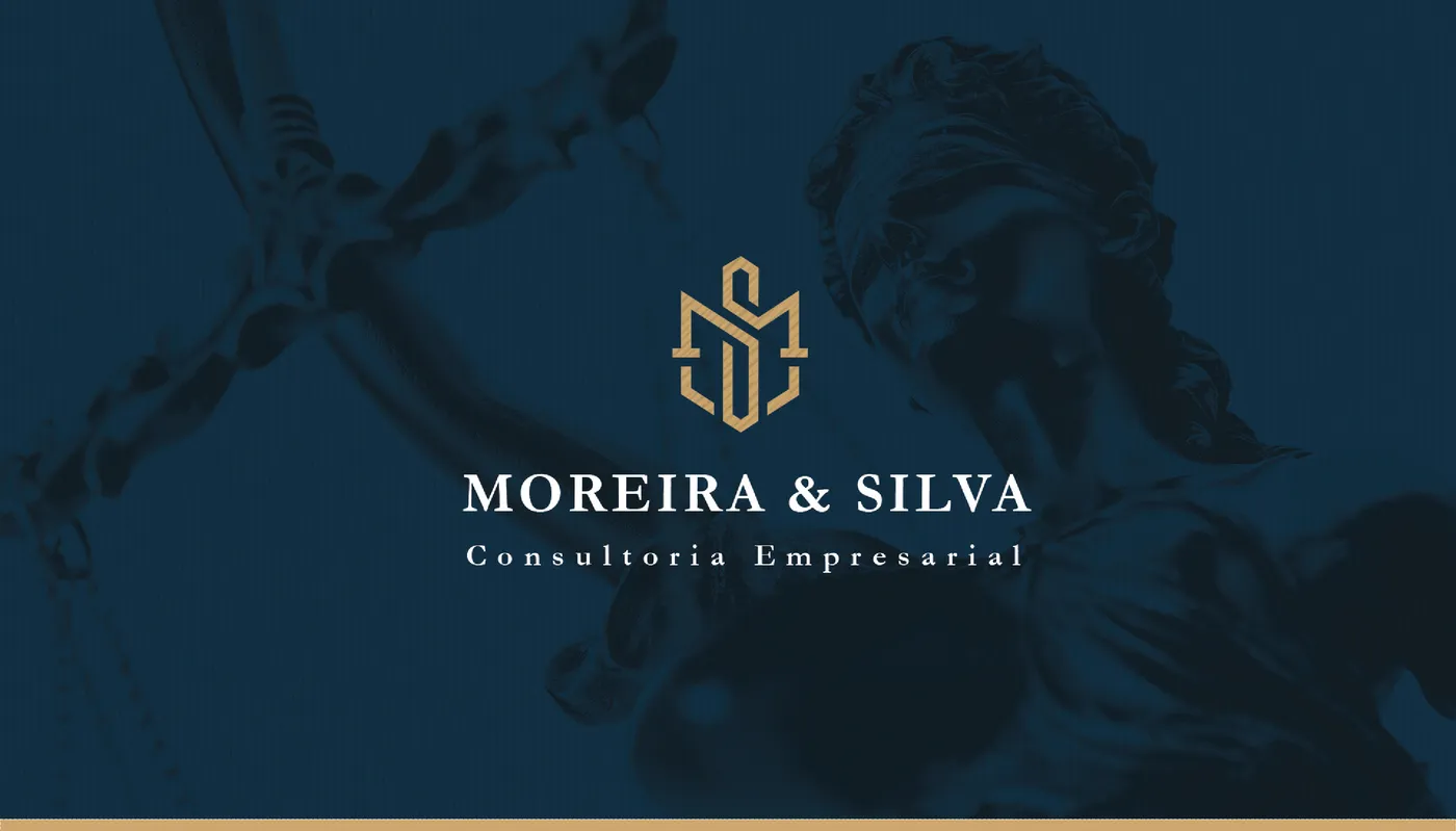 Logo dourado Moreira & Silva Consultoria Empresarial sobre fundo azul-marinho com estátua da justiça ao fundo