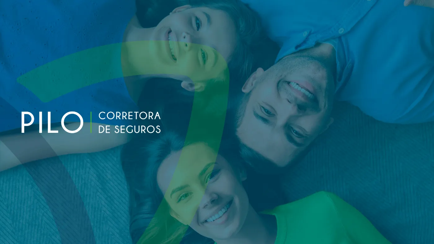 Logo Pilo Corretora de Seguros em branco sobre foto de família sorrindo, tons de azul e verde