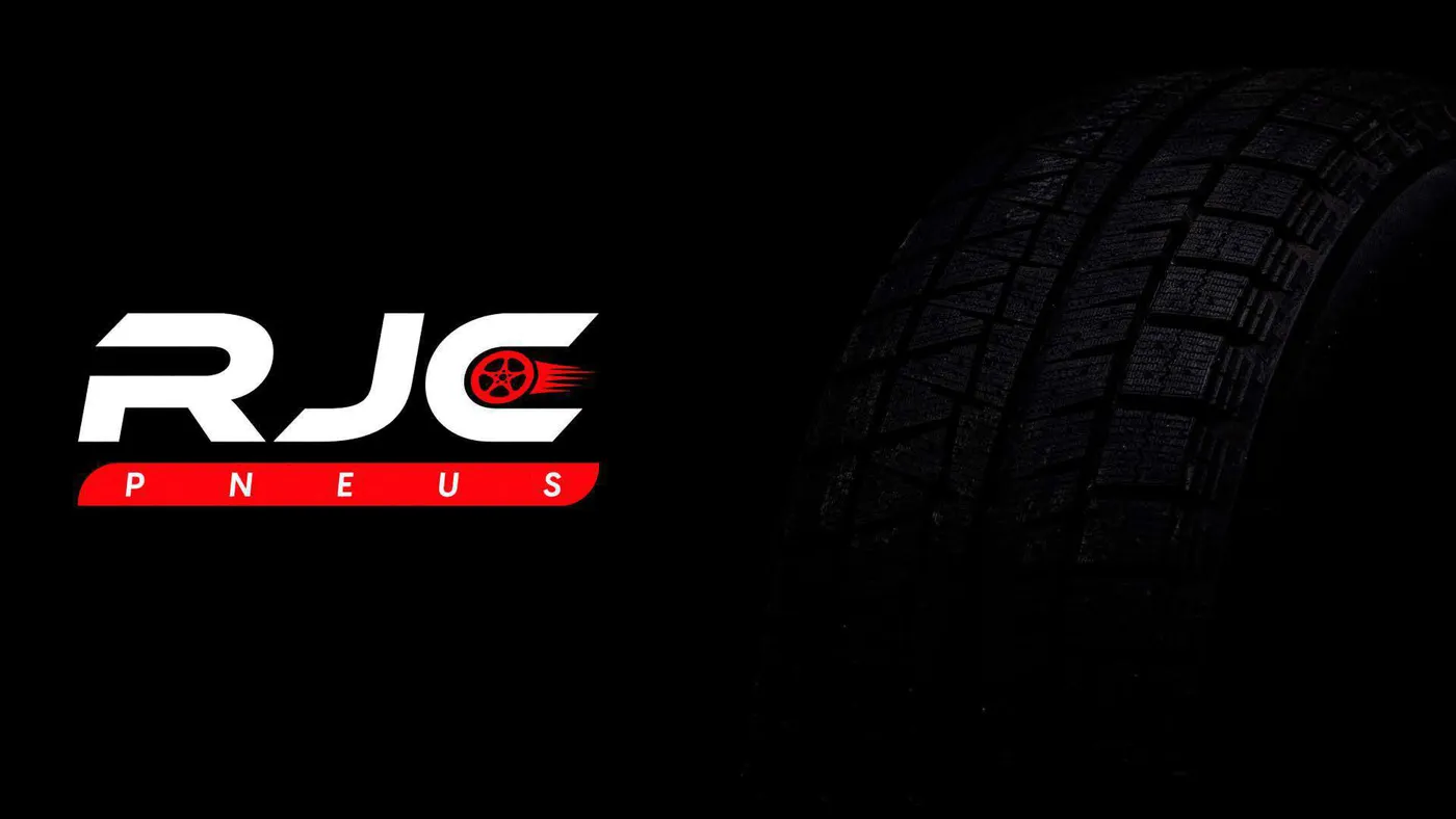 Logo RJC Pneus em branco sobre fundo preto, com ícone de roda em vermelho, ao lado de um pneu em close