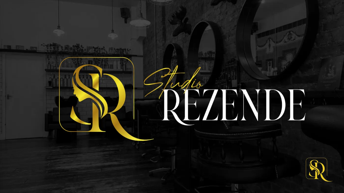 Logo dourado Studio Rezende (monograma SR) sobre foto do interior de um salão de beleza