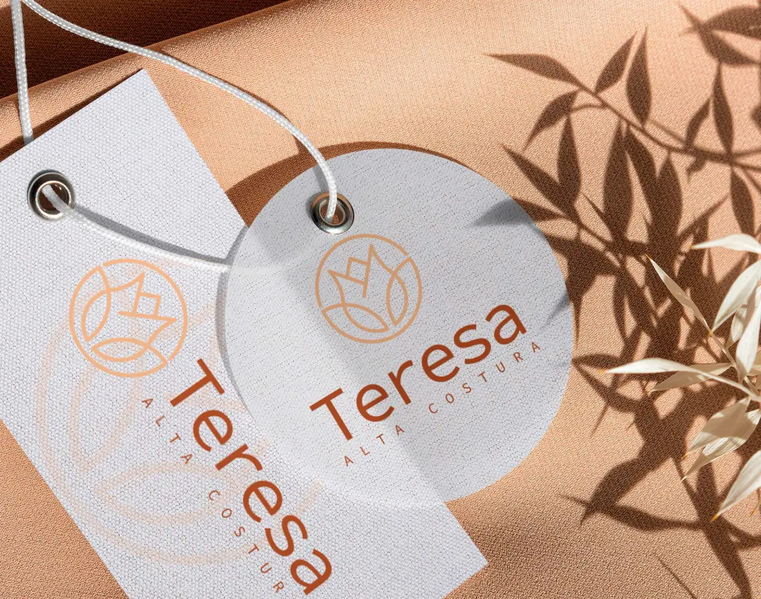 Variações do logo Teresa Alta Costura (monograma floral) em tons terracota e nude