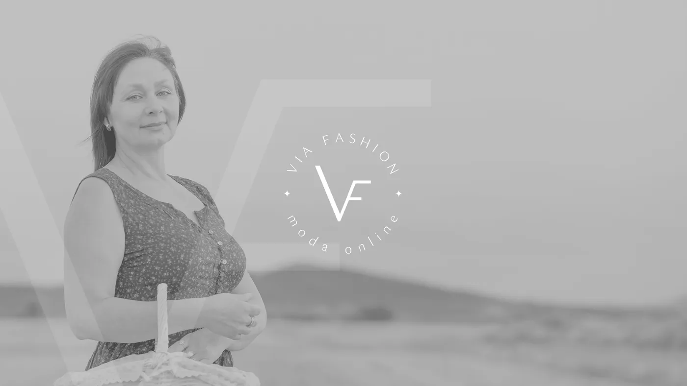 Monograma VF da Via Fashion em preto e branco, sobreposto a foto de mulher em paisagem